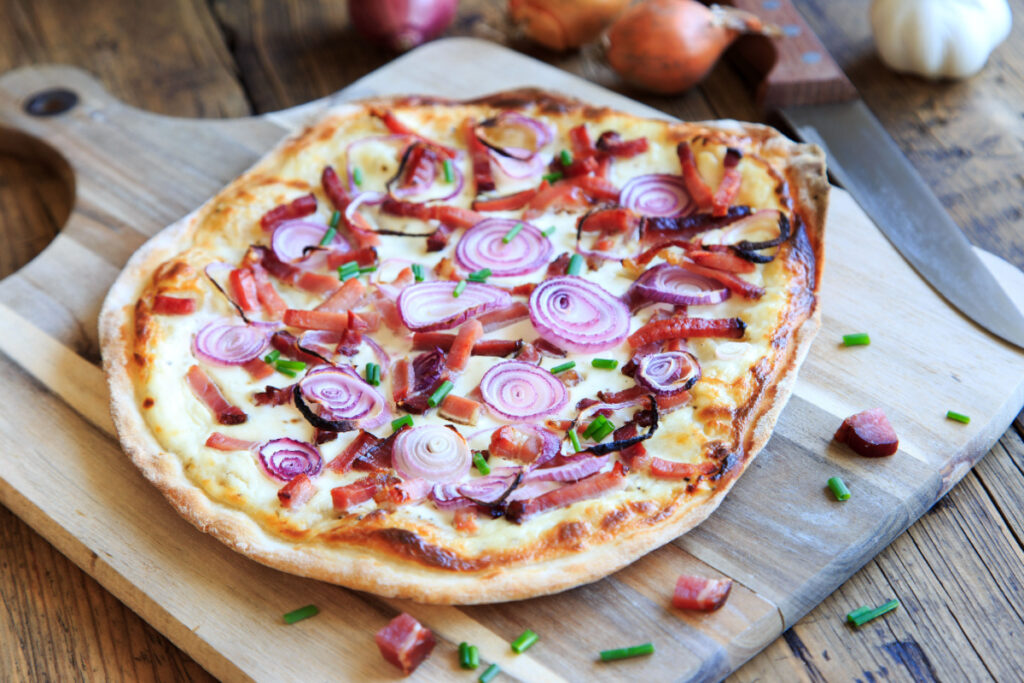 Herzhafter Flammkuchen mit Speck und Zwiebeln