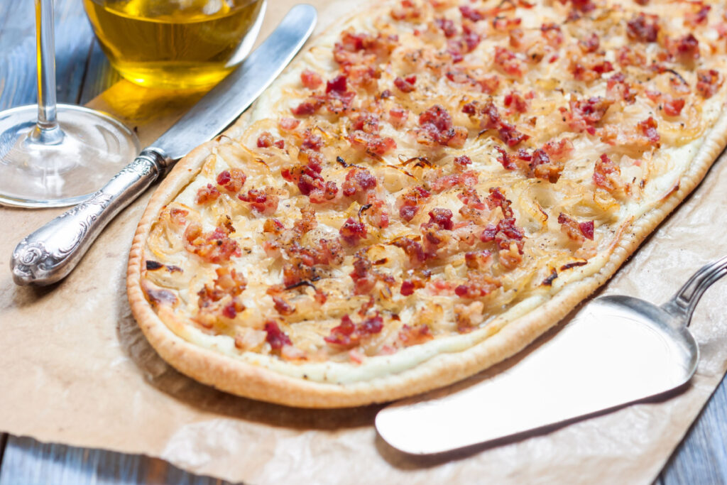 Knuspriger Flammkuchen mit Speck und Zwiebeln