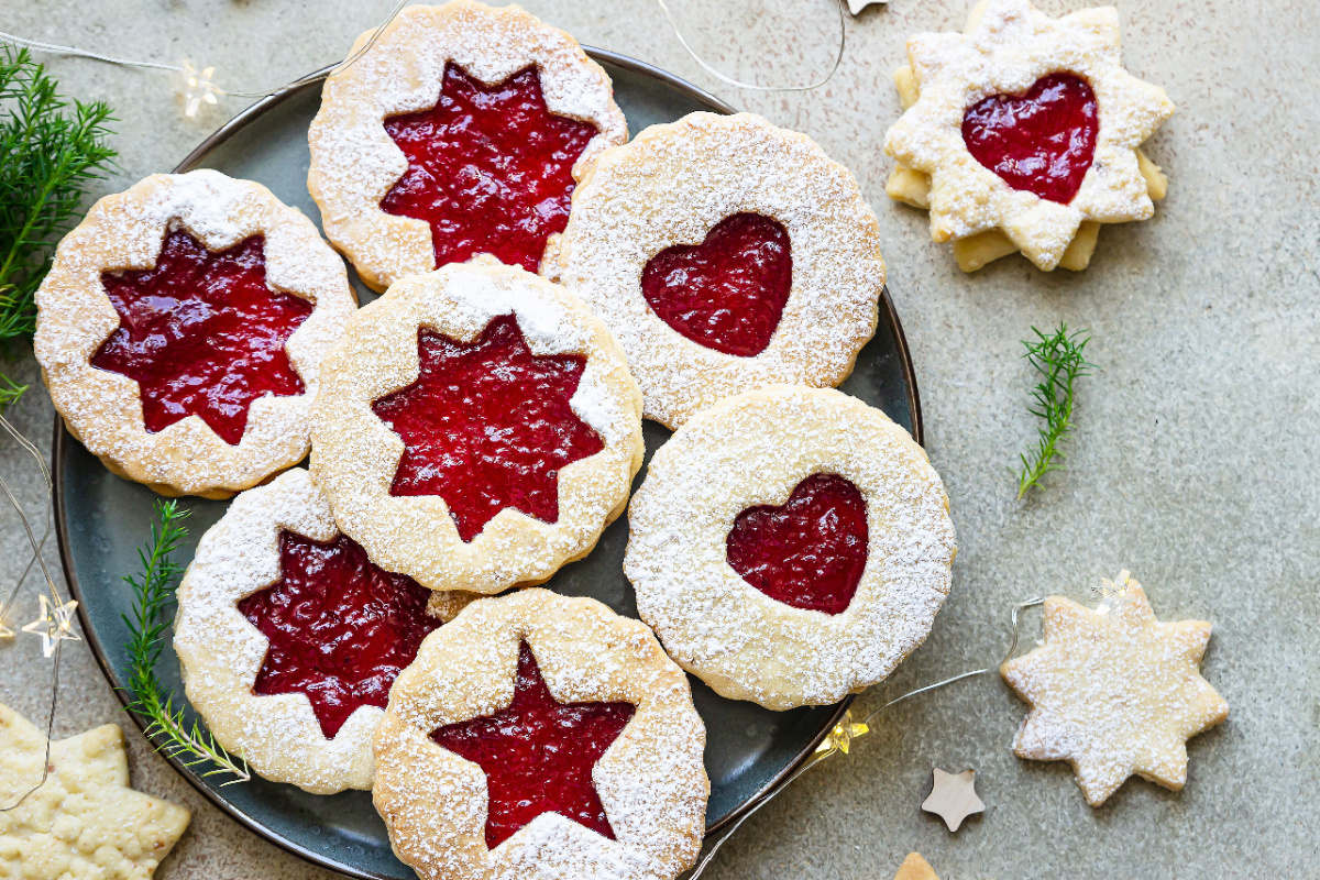 Traditionelle Spitzbuben mit Marmelade