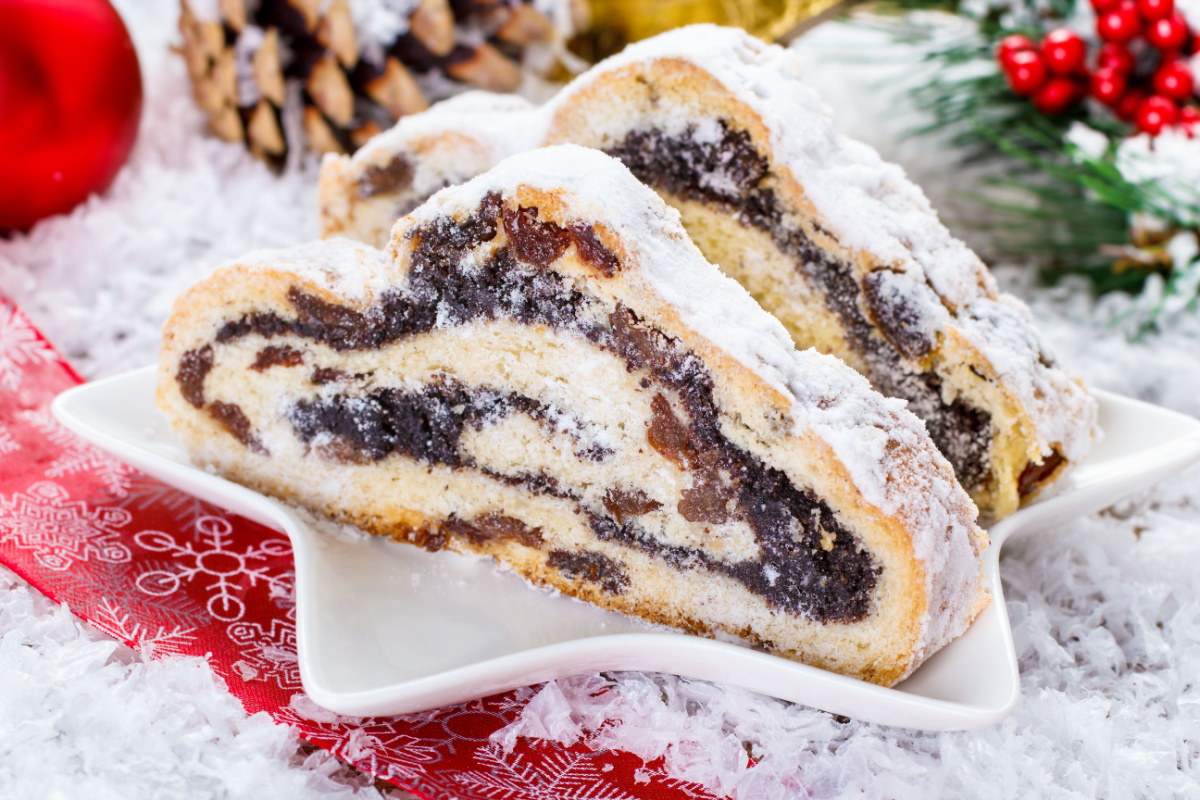 Weihnachtlicher Mohnstollen mit Rosinen