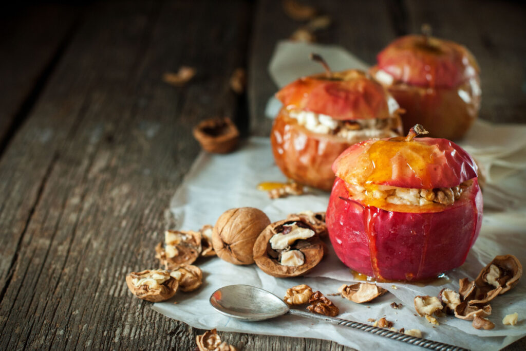 Herzwärmend und süß: Bratapfel mit Honig und Nuss-Crunch