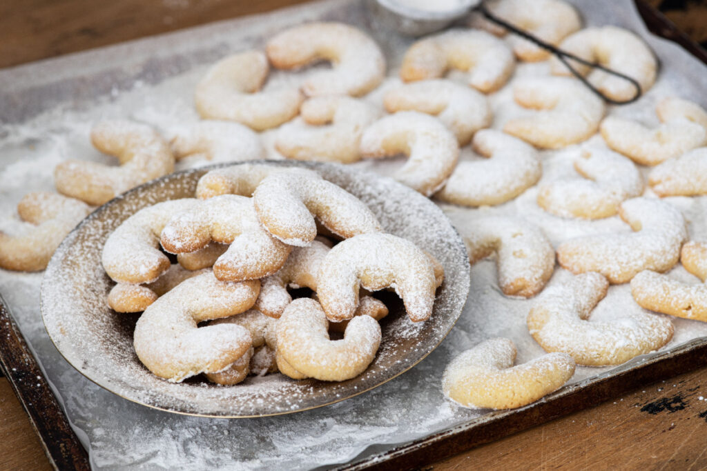 Butterzarte Vanillekipferl mit Haselnüssen und Puderzucker