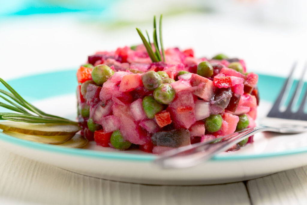 Farbenfroher Rote-Bete-Salat mit Erbsen