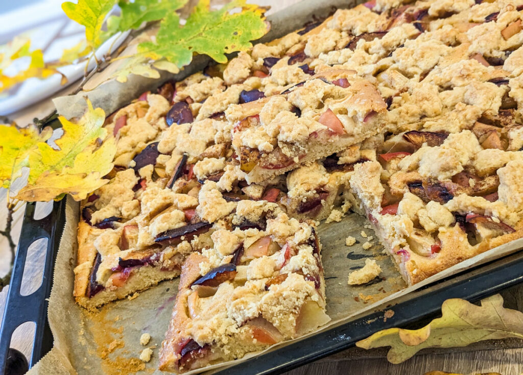 Herbstlicher Genuss: Streuselkuchen mit Äpfeln und Zwetschgen