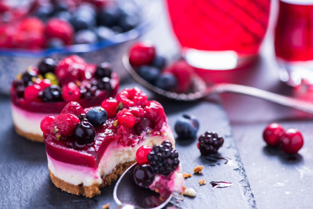 Kleine Törtchen mit Beeren und Keksboden