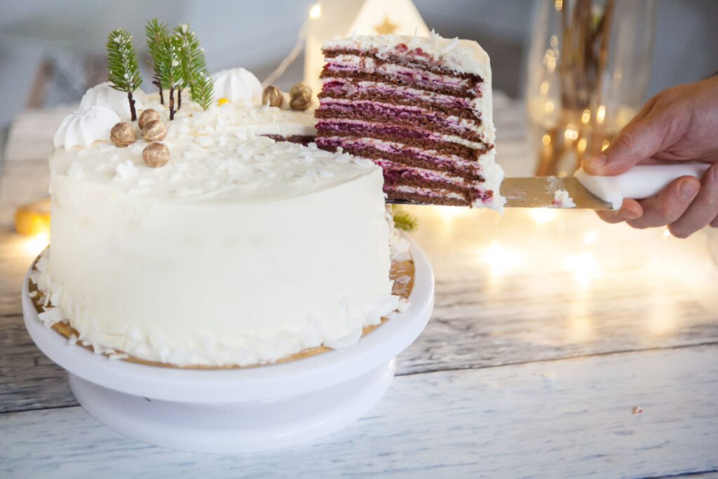 Sahnige Wintertorte mit Schokolade zu Weihnachten