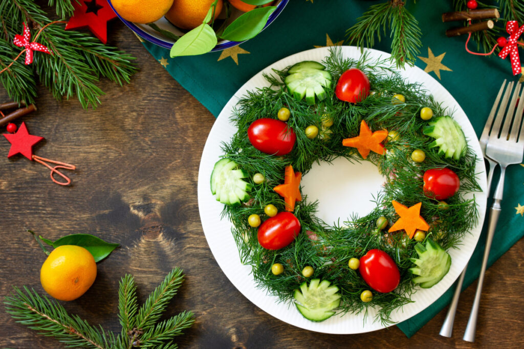 Festlicher Wintersalat mit Eiern und Krabben