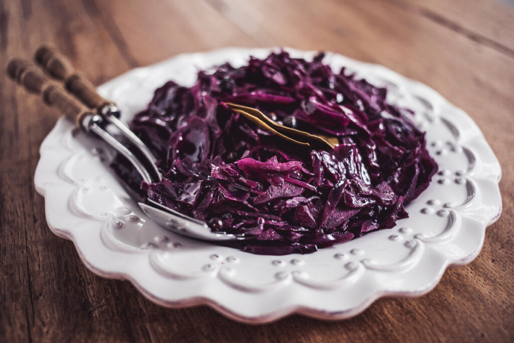 Genussvoller Gaumenschmaus: Rotkohl mit Äpfeln und Gewürzen