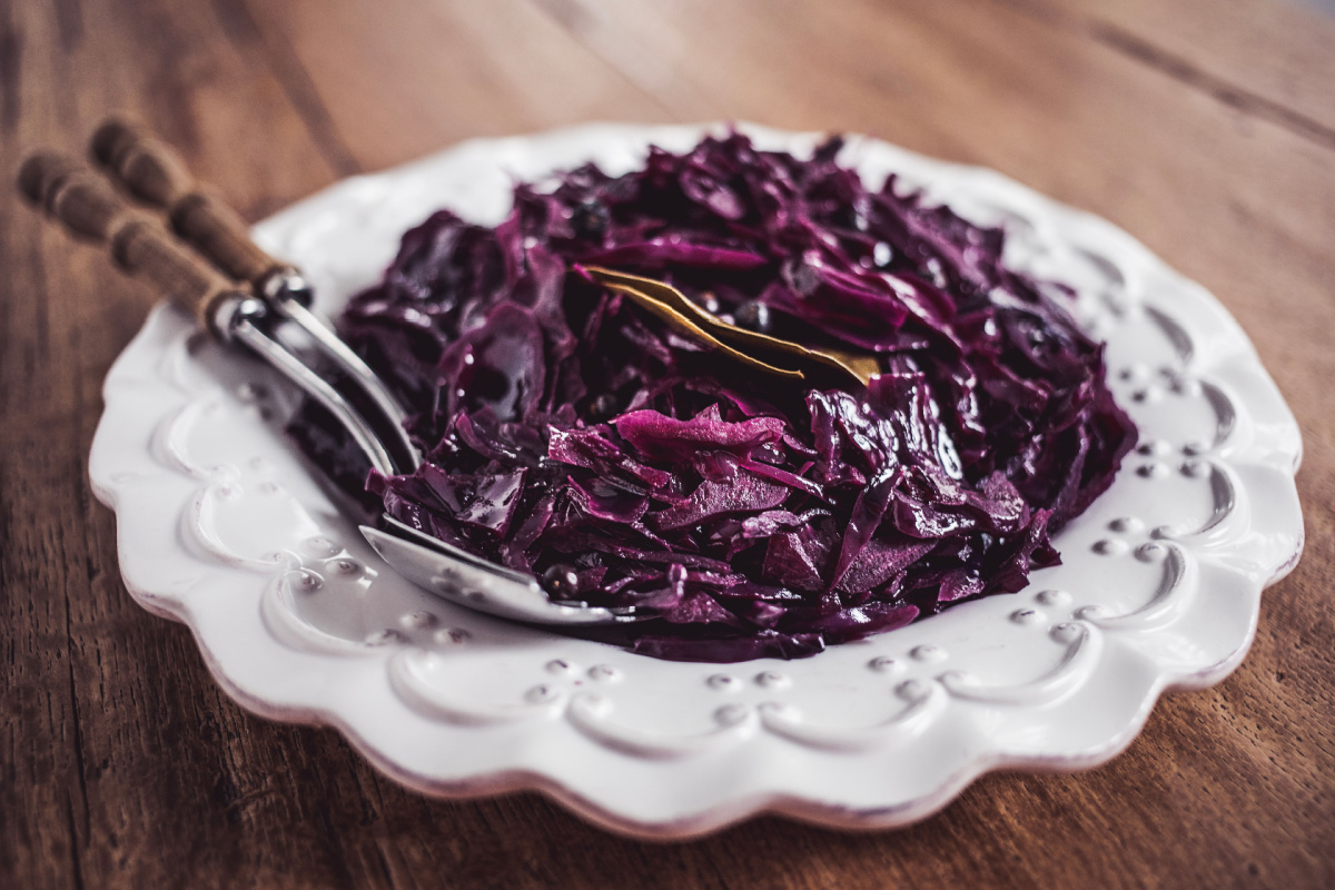 Genussvoller Gaumenschmaus Rotkohl mit Äpfeln und Gewürzen