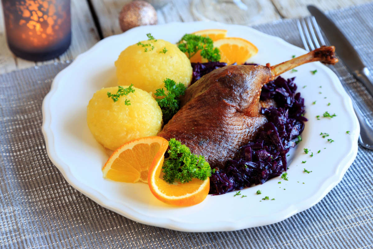 Herzhafte Entenkeulen mit Rotkohl und Kartoffelknödeln