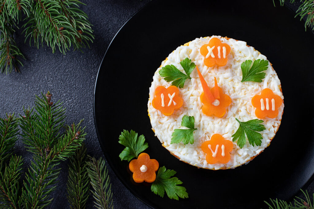 Silvestersalat mit Thunfisch, Karotten und Eiern