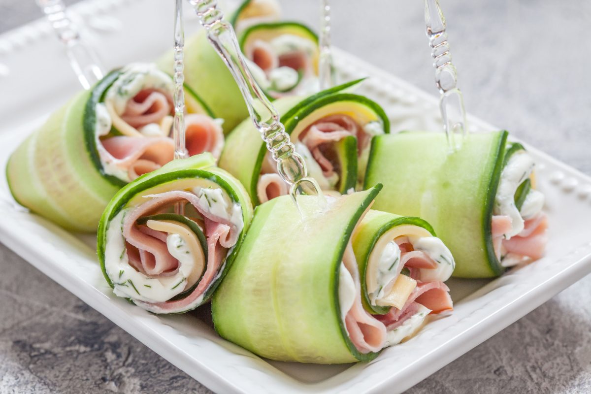 Weihnachtliche Gurkenröllchen mit Schinken