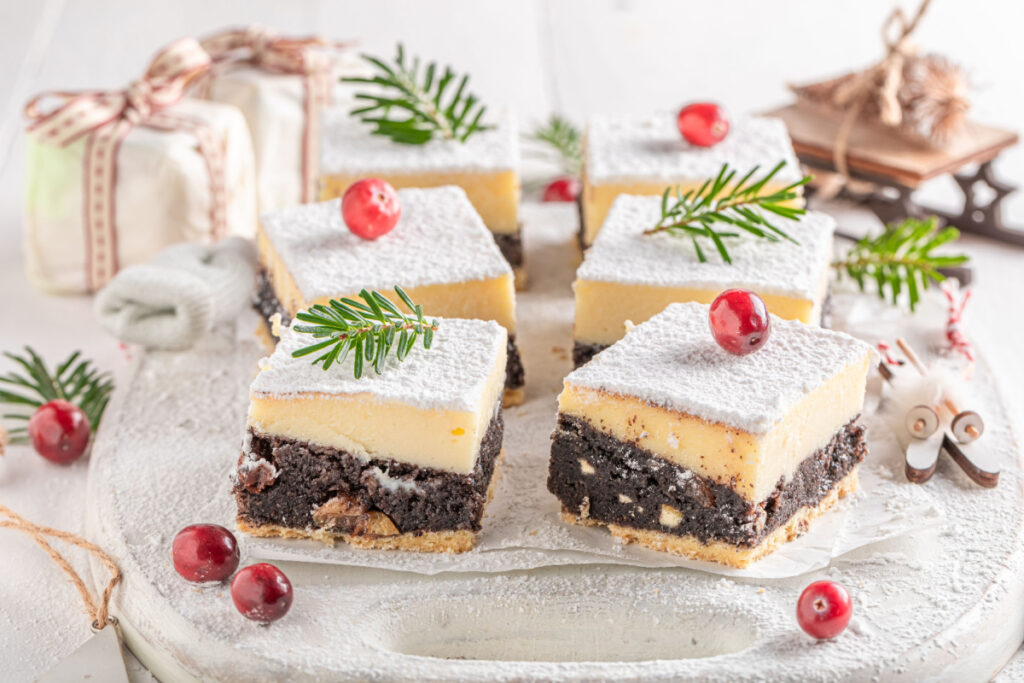 Weihnachtlicher Käsekuchen mit Mohn und Keksboden