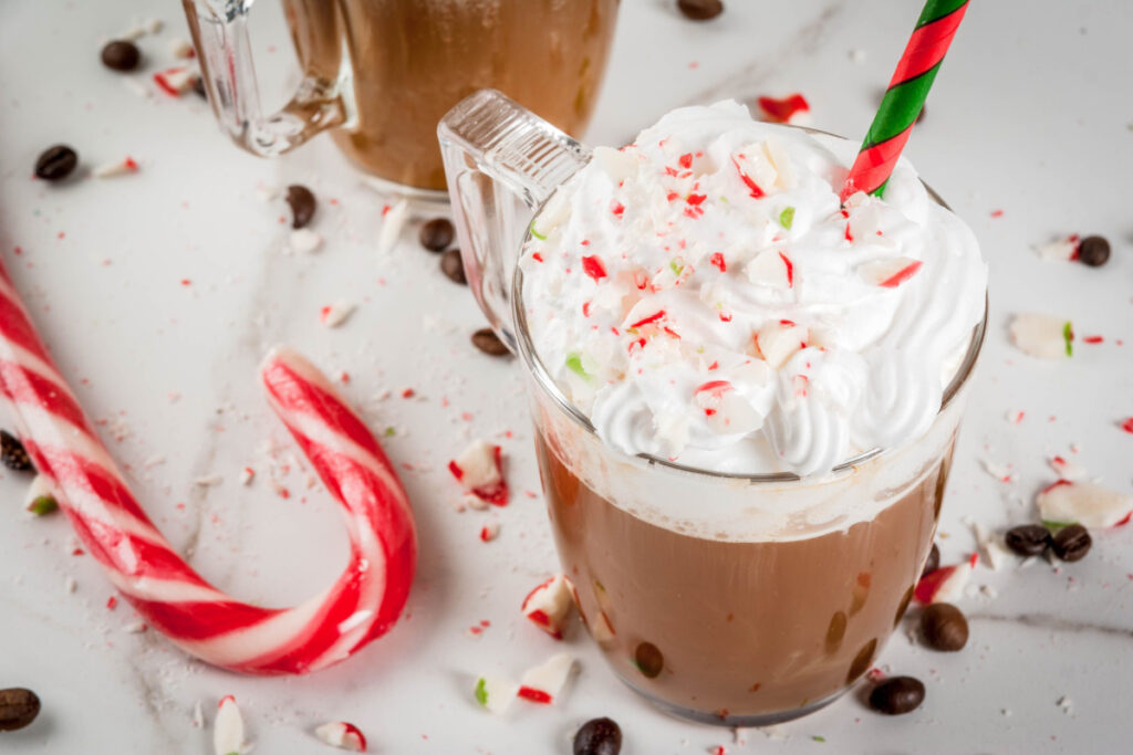 Weihnachtlicher Milchkaffee mit Minze und Sahne