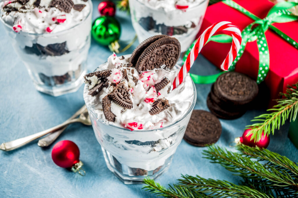 Weihnachtliches Dessert im Glas mit Oreos