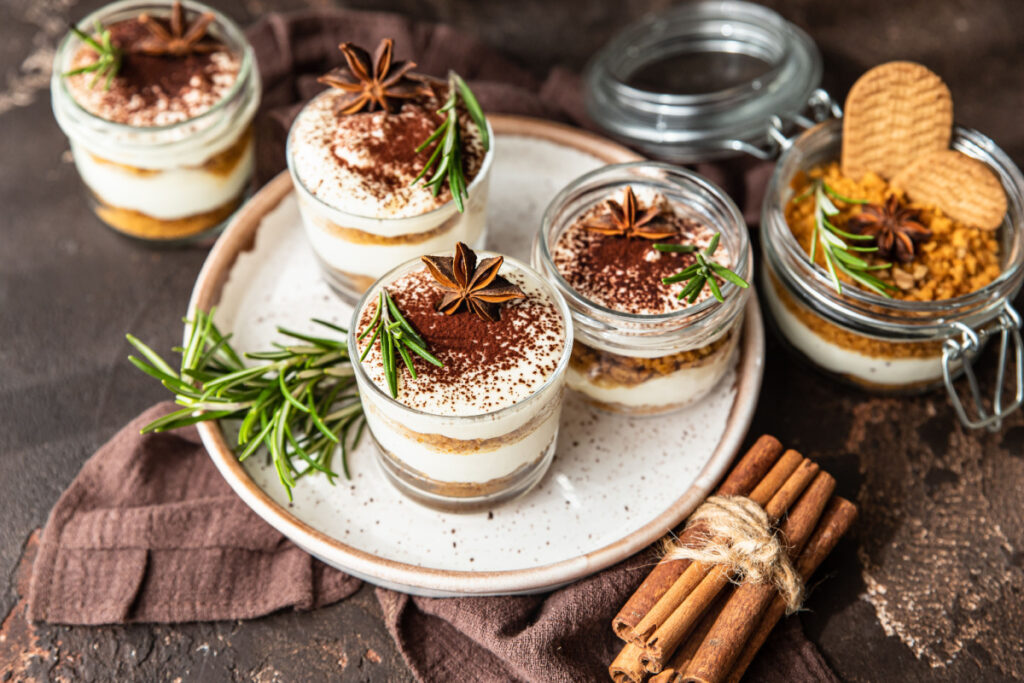 Weihnachtsdessert mit Äpfeln und Spekulatius