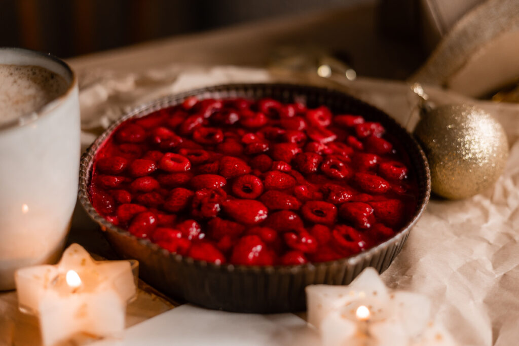 Weihnachtstorte mit Schokolade und Himbeeren