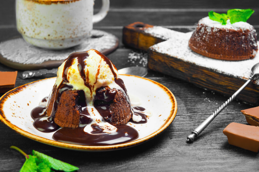 Zartschmelzender Lava Cake mit Vanilleies