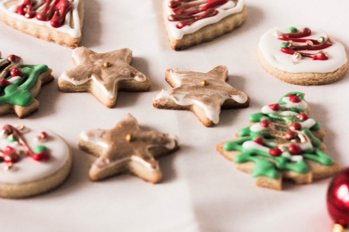 Zimtige Weihnachtsplätzchen mit Zuckerglasur