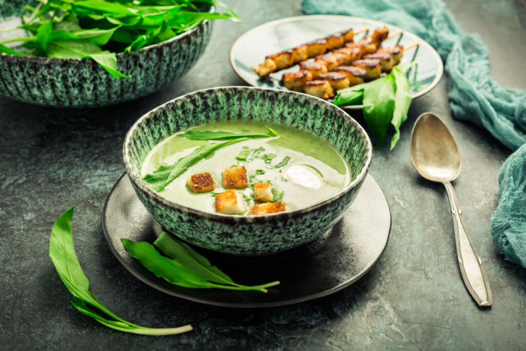 Frühlingshafte Bärlauchsuppe mit Kartoffel und Zwiebeln