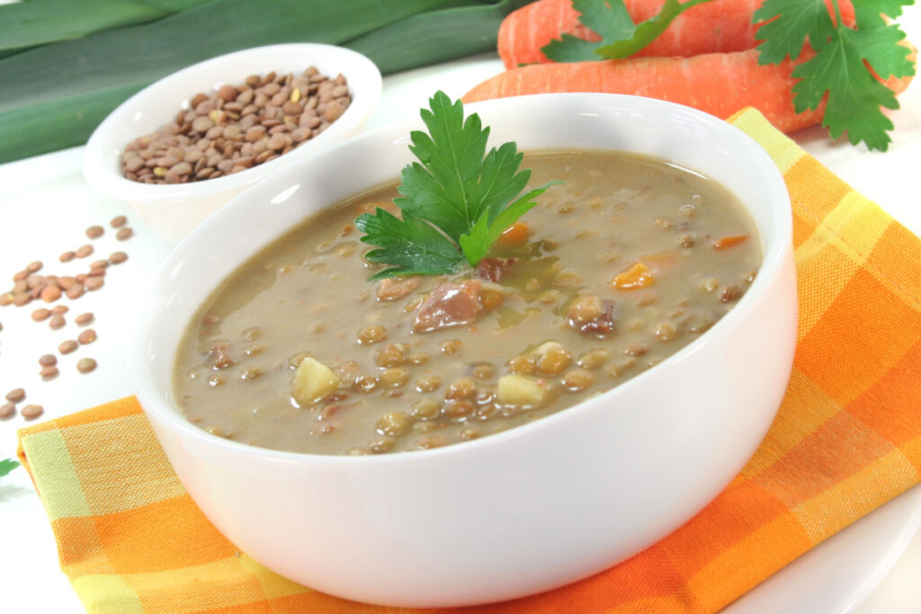 Herzhafte Linsensuppe mit Kartoffeln und Möhren