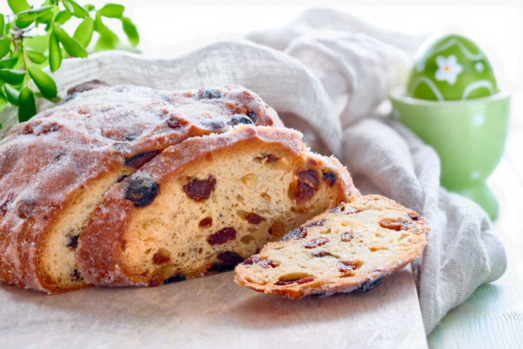 Frühlingshaftes Osterbrot mit Mandeln und Rosinen