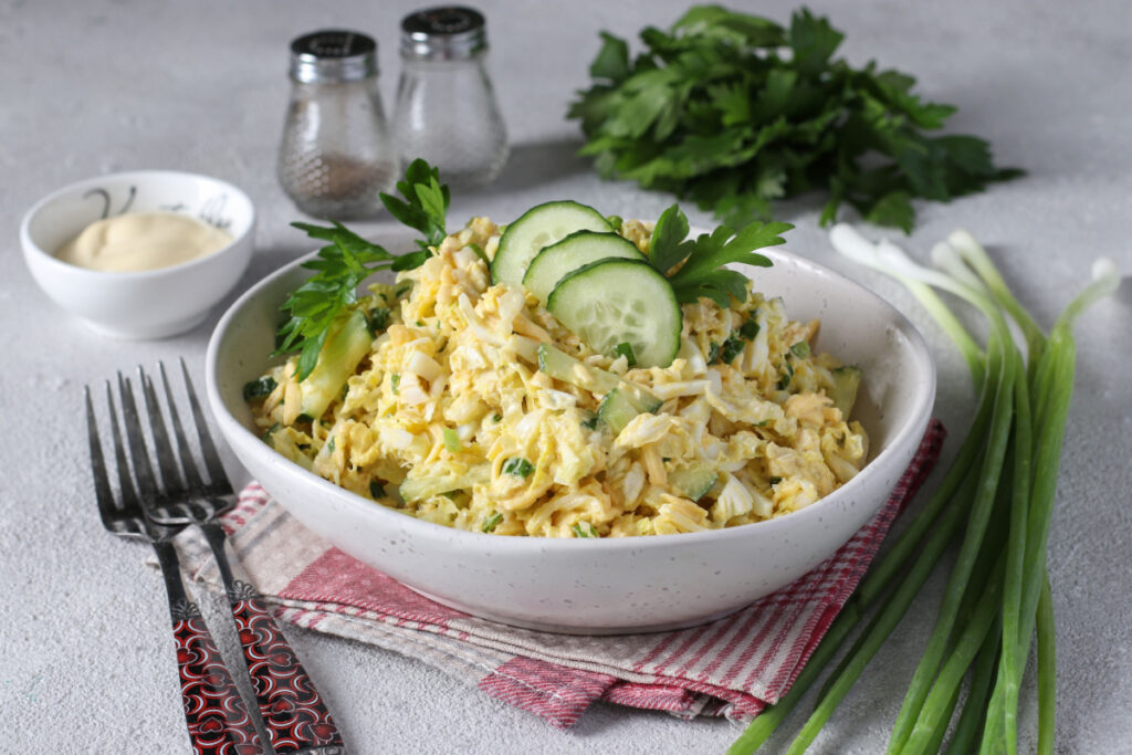 Knackiger Eiersalat mit Hähnchen und Chinakohl