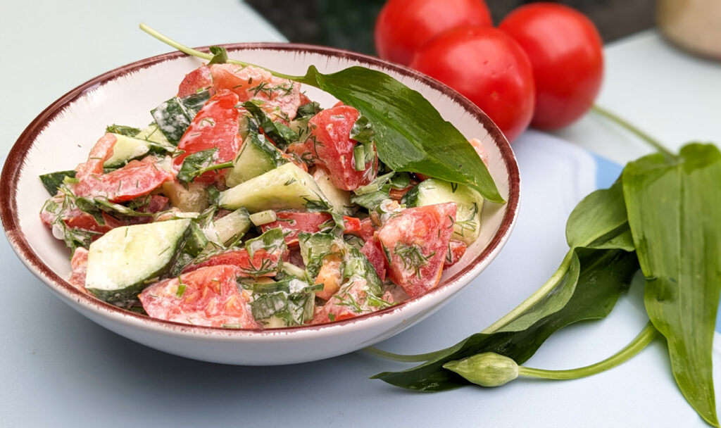 Ein Hauch von Frühling Tomatensalat mit Gurken und Bärlauch