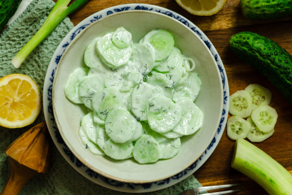 Leicht und erfrischend Gurkensalat mit cremigem Sahnedressing