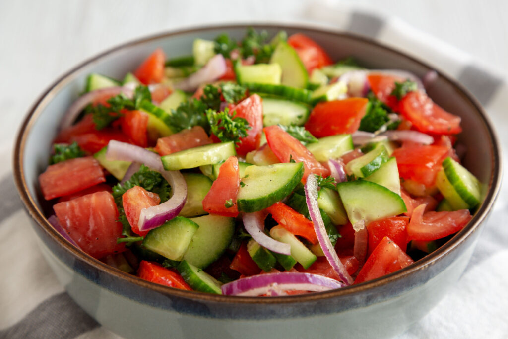 Leichter Tomatensalat mit Gurken zum Grillen