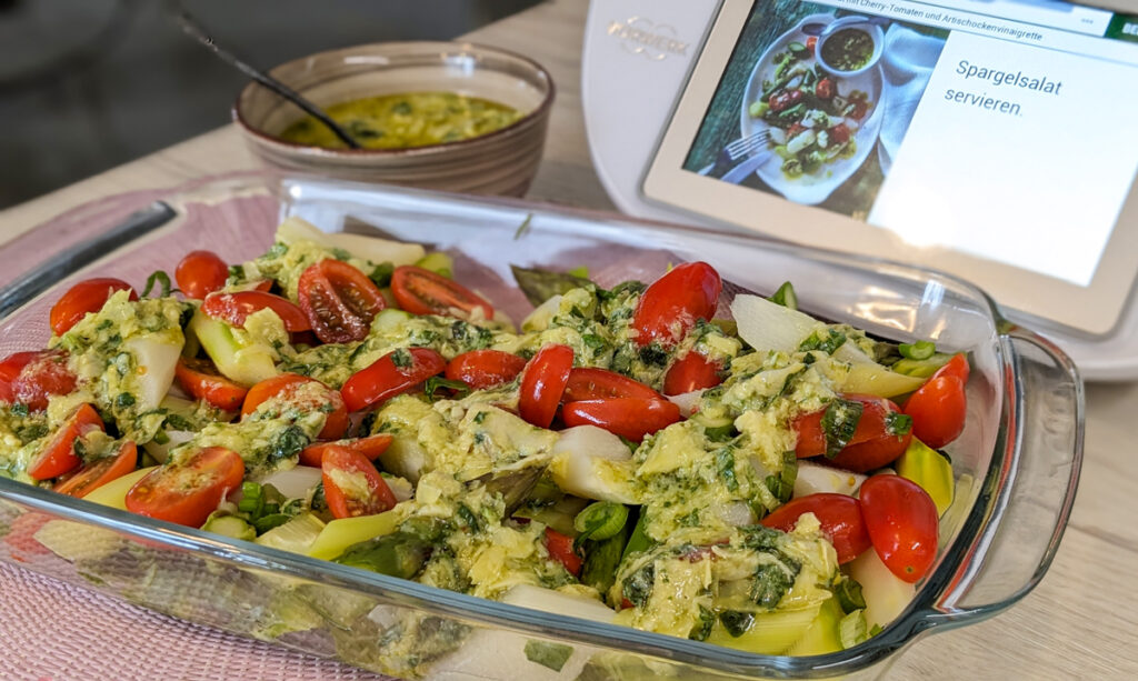 Genussvoll leicht: Spargelsalat mit Tomaten und Artischocken