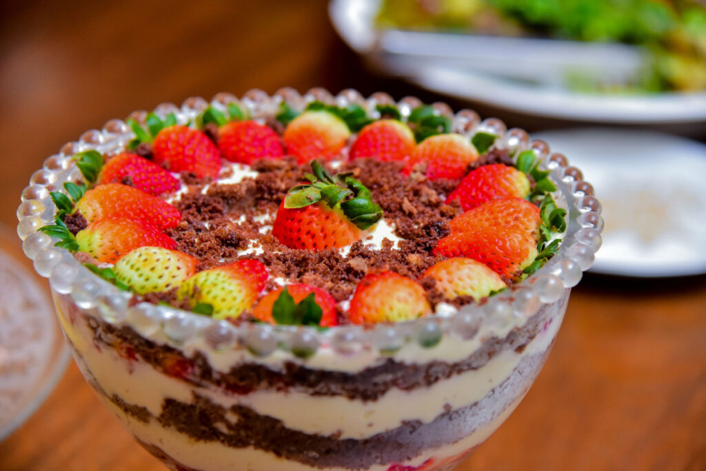 Sündhaft lecker Schichtdessert mit Quark, Keksen und Erdbeeren