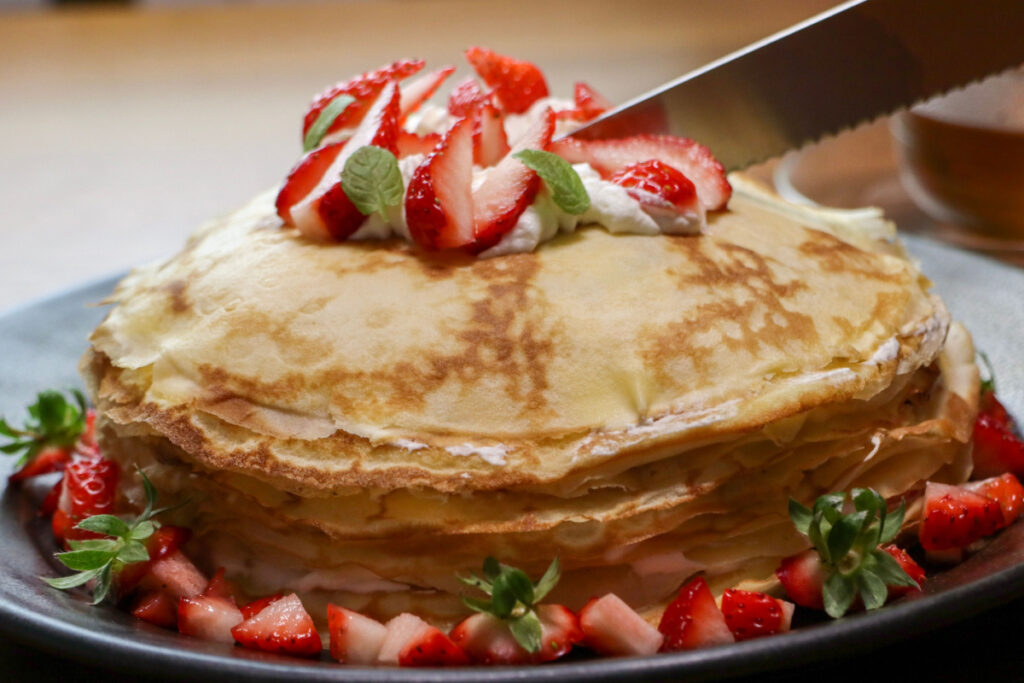 Süße Pfannkuchentorte mit Quarkcreme und Erdbeeren