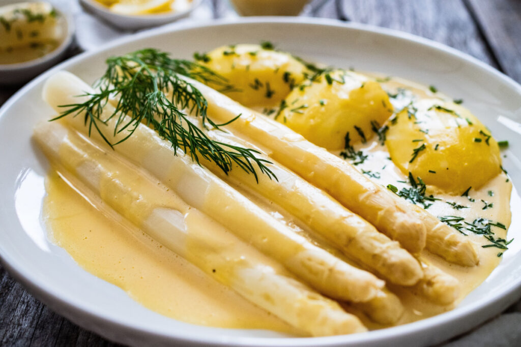 Weißer Spargel mit Kartoffeln und Hollandaise-Sauce