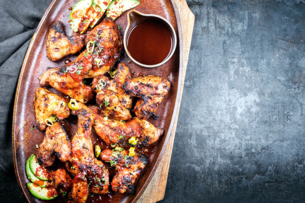 Einfach lecker Gegrillte Chicken Wings mit Honig-Chili-Marinade