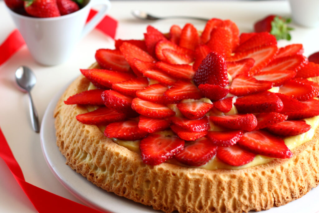 Erdbeerkuchen mit Vanillepudding Sommer auf dem Dessertteller