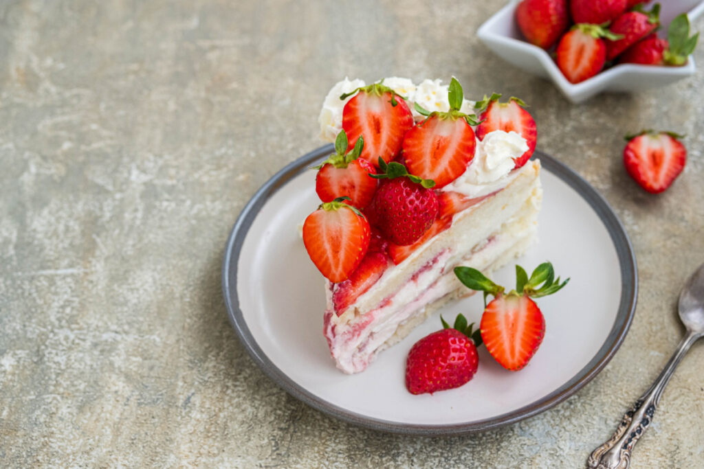 Festliche Freude Erdbeer-Sahne-Torte zum Verlieben