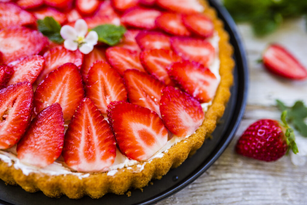 Fruchtiger Genuss Erdbeerkuchen mit Biskuit und Sahne