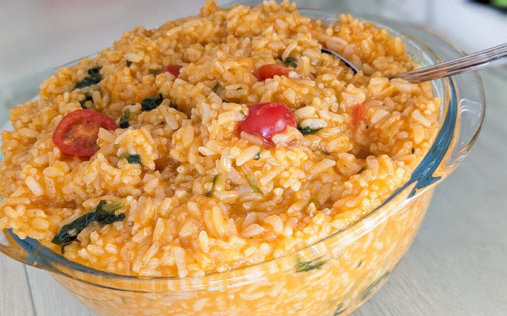 Italienische Küche zu Hause Risotto mit Tomaten und Spinat