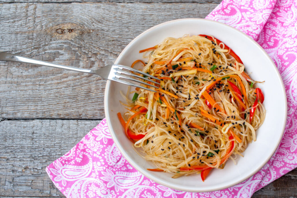 Glasnudelsalat mit asiatischem Flair Knackig und würzig