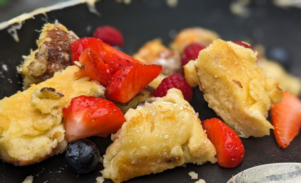 Luftiger Kaiserschmarrn mit Beeren