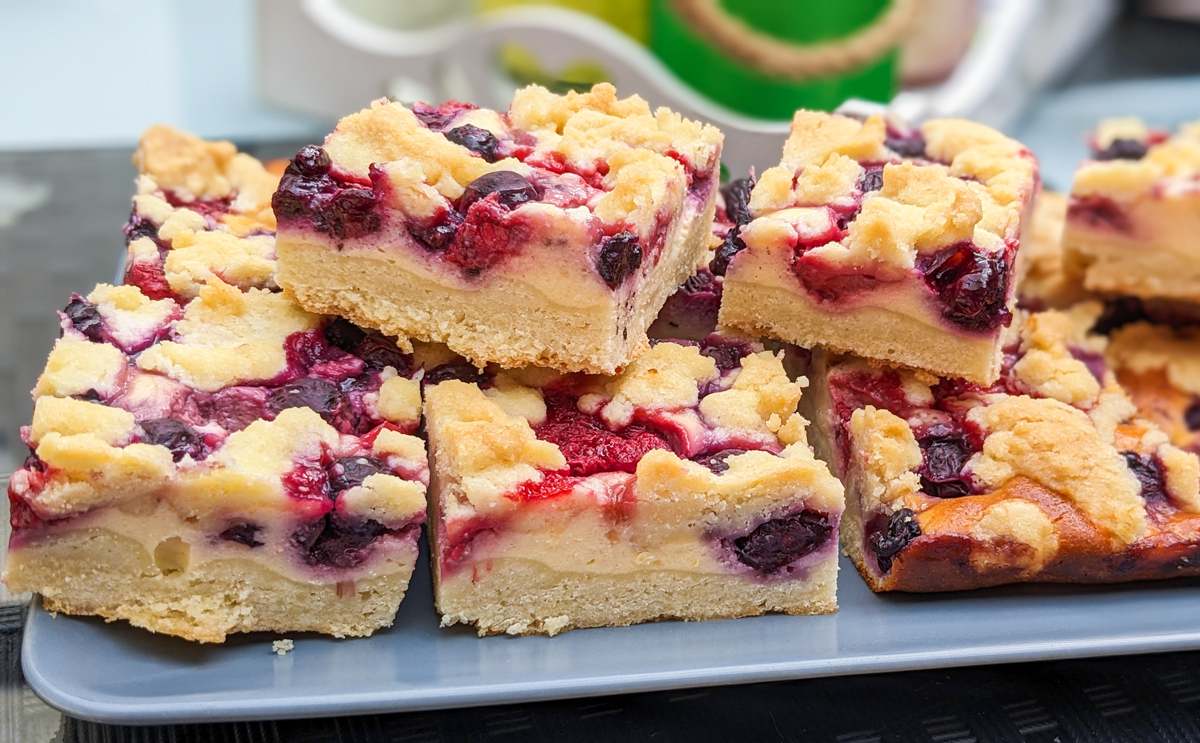 Sommerlicher Streuselkuchen mit Erdbeeren und Blaubeeren