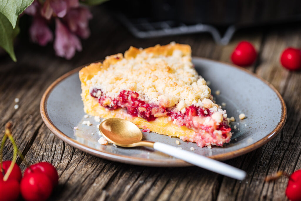 Verführerische Kombination Streuselkuchen mit Kirschen