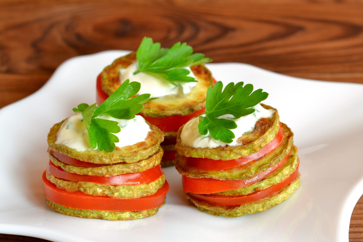 Aromatische Schichten Gebratene Zucchini mit Tomaten und Aioli