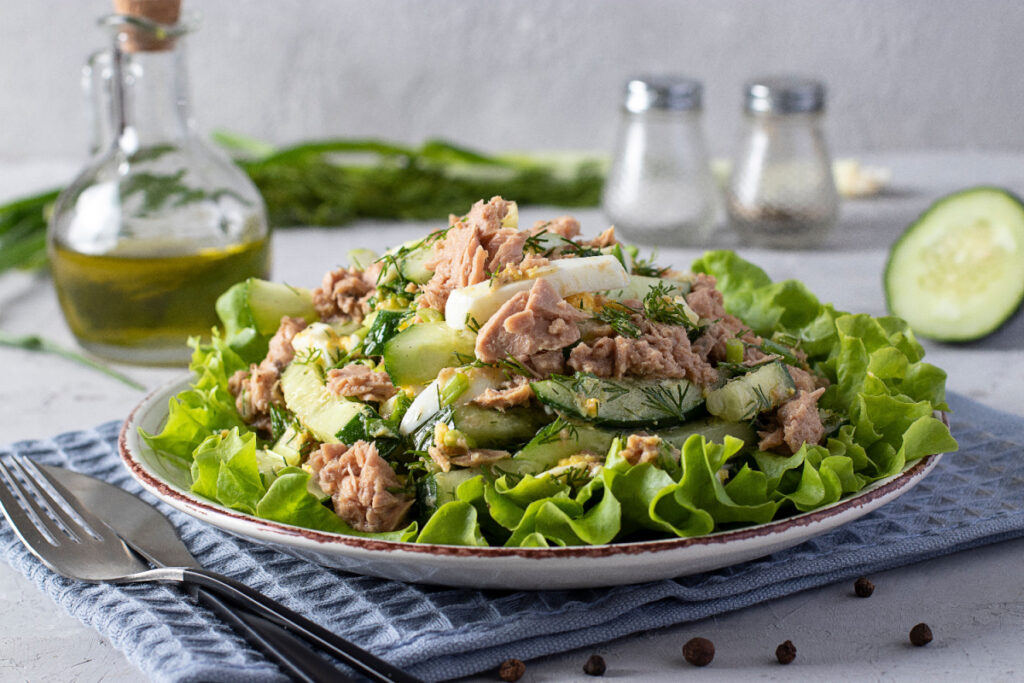 Sommerlicher Salatgenuss Thunfischsalat mit Ei