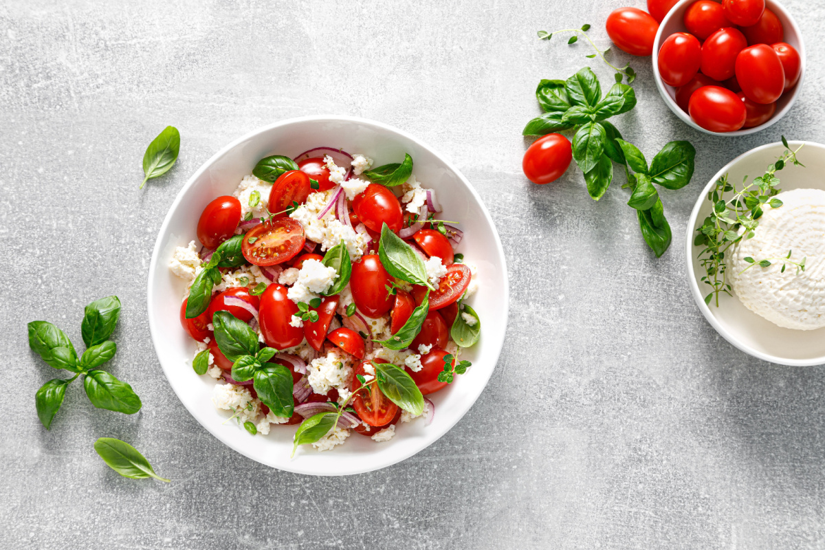 Sommerlicher Tomatensalat Perfekter Mix aus Ricotta und Basilikum