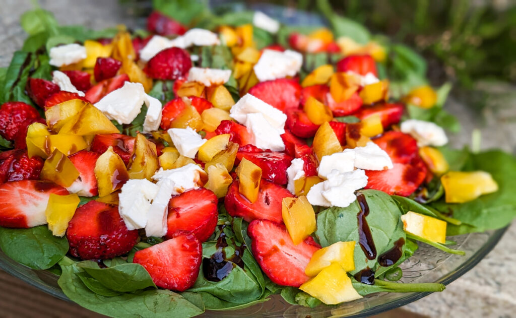 Spinatsalat mit Erdbeeren und Paprika Frische Kombination