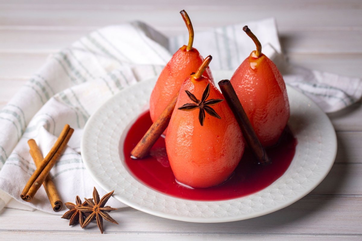 Birnen in Rotwein mit Gewürzen Ein elegantes Dessert