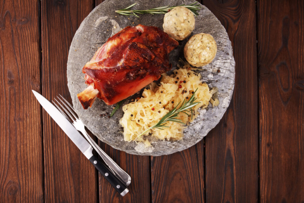 Deftig und voller Geschmack Schweinshaxe mit Sauerkraut