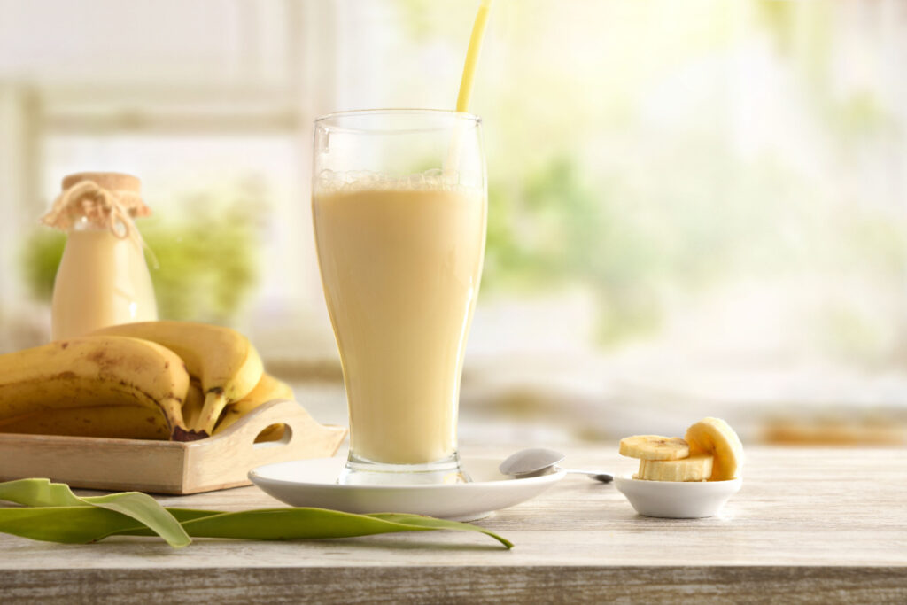 Einfach und Lecker Cremiger Bananenmilchshake mit Eiscreme